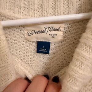 Universal Thread Women's V-Neck Sweater in Cream